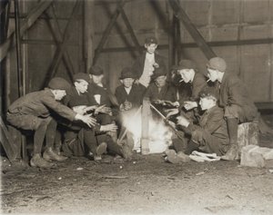 Gang Gazeciarzy o 22:00, 1910 autorstwa Lewis Wickes Hine