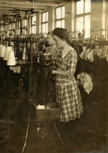 Dziewczęta szyjące pończochy w Ipswich Mills w Bostonie, Massachusetts autorstwa Lewis Wickes Hine