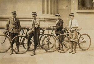 Grupa Posłańców Western Union w Norfolk w stanie Wirginia, 1911 r. autorstwa Lewis Wickes Hine