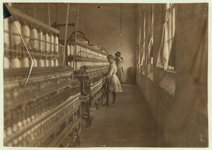 Hattie Hunter, przędzarka w Lancaster Cotton Mills w Południowej Karolinie, gdzie pracuje przez 3 lata, 1908 autorstwa Lewis Wickes Hine