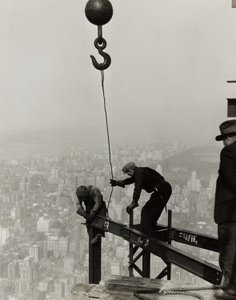 Wysoko na Empire State Building, Nowy Jork. autorstwa Lewis Wickes Hine