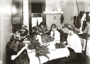 Praca chałupnicza (wyrób podwiązek) autorstwa Lewis Wickes Hine