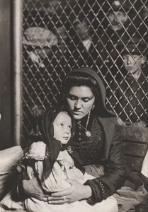 Matka i dziecko imigrantów autorstwa Lewis Wickes Hine