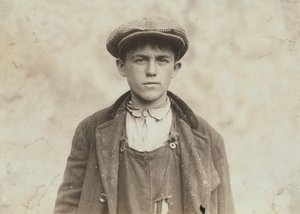 James Donovan – irlandzki zamiatacz w Fall River Iron Works autorstwa Lewis Wickes Hine