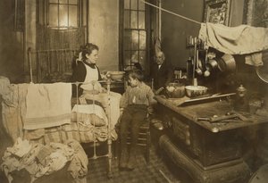 Jimmie Chinquanana "poniżej kategorii", w domu w Nowym Jorku za sklepem rodzinnym, 1913 r. autorstwa Lewis Wickes Hine