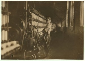 John Dempsey, 11 lub 12 lat, sobotni robotnik w przędzalni mułów w Jackson Mill, Fiskeville, Rhode Island, 1909 autorstwa Lewis Wickes Hine