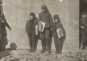 John Pento, 14 lat, Daniel i Angelo Pento, 7 lat, sprzedają gazety, Hartford, Connecticut autorstwa Lewis Wickes Hine