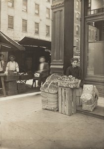 Lena Lochiavo - 11 lat, sprzedawczyni koszy i precli, na targu przy Szóstej Ulicy przed salonem autorstwa Lewis Wickes Hine