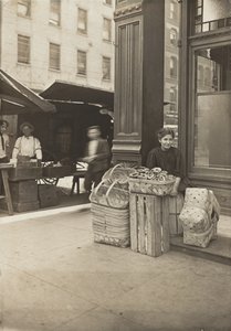 Lena Lochiavo, 11 lat, sprzedawca koszy i precli, na targu przy Szóstej Ulicy przed wejściem do salonu, Cincinnati, Ohio, sierpień 1908 (odbitka żelatynowo-srebrowa)