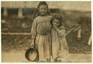 Maud i Grade Daly, w wieku 5 i 3 lat, codziennie wybierają około garnka krewetek dla Peerless Oyster Company, Bay St. Louis, Mississippi, 1911 autorstwa Lewis Wickes Hine
