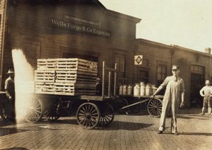 Mężczyźni przed zajezdnią Wells Fargo und Co Express ze skrzynkami i puszkami mleka, Springfield, Missouri, 1916 autorstwa Lewis Wickes Hine