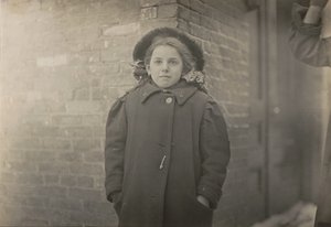 Mery Horn, stan garbusa pogarszany przez ciężar papierów, które nosiła..., marzec 1909. autorstwa Lewis Wickes Hine