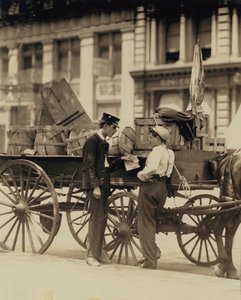 Messenger boys w rozmowie na Union Square, Nowy Jork autorstwa Lewis Wickes Hine