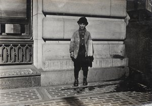 Gazeciarz autorstwa Lewis Wickes Hine