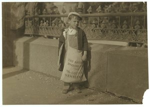 Gazeciarz Freddie Kafer, 5 lub 6 lat, sprzedający Saturday Evening Posts przy wejściu do Kapitolu Stanowego, Sacramento, Kalifornia, 1915 autorstwa Lewis Wickes Hine