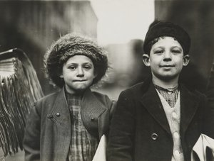 Newsies, Newark, New Jersey, grudzień 1909 (srebrna odbitka żelatynowa) autorstwa Lewis Wickes Hine
