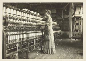 Dawna przędzarka w południowej przędzalni bawełny autorstwa Lewis Wickes Hine