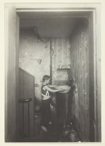 Jeden króciec do podłogi. Stara kamienica w Nowym Jorku autorstwa Lewis Wickes Hine