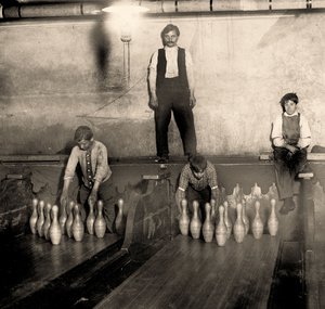 Pinboys w kręgielni Subway, 65 South Street, Brooklyn. Nowy Jork. 1910 autorstwa Lewis Wickes Hine