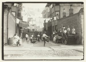 Plac zabaw w wiosce młyńskiej (Playground in a Tenement Alley), Boston autorstwa Lewis Wickes Hine