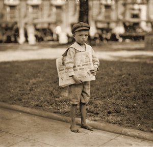 Portret sprzedawcy gazet, ok. 1910 autorstwa Lewis Wickes Hine