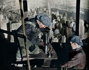 Nitowanie ostatnich śrub na maszcie porannym budynku Empire State, ok. 1931 r. autorstwa Lewis Wickes Hine