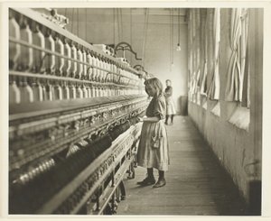 Sadie Pfeifer, prządka w przędzalni bawełny, Lancaster, Karolina Południowa autorstwa Lewis Wickes Hine