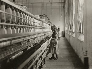 Sadie Pfeifer, prządka w przędzalni bawełny, Lancaster, Karolina Południowa autorstwa Lewis Wickes Hine