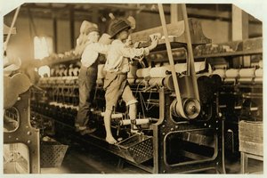 Mali chłopcy wspinają się na przędzarce, aby naprawić zerwane nici i wymienić puste szpulki w Bibb Mill, Macon, Georgia, 1909 autorstwa Lewis Wickes Hine