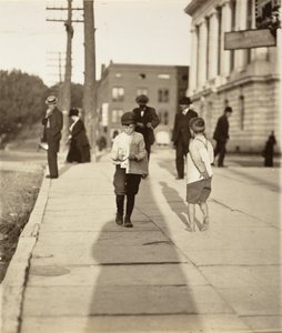 Uliczne zawody autorstwa Lewis Wickes Hine