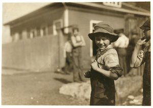 Dziesięcioletni Charlie Foster, nie potrafiący czytać, ma stałą pracę w Merrimack Mills, Huntsville, Alabama, 1913 autorstwa Lewis Wickes Hine