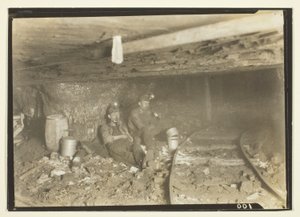 Ci górnicy lubią zjeść lunch i trochę odpocząć w takich niskich wejściach autorstwa Lewis Wickes Hine