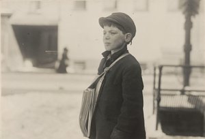 Tony Casale, „Bologna”, 11 lat, sprzedaje gazety od 4 lat, Hartford, Connecticut, marzec 1909 autorstwa Lewis Wickes Hine