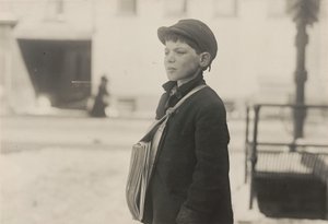 Tony Casale, Bolonia, 11 lat sprzedawał gazety od 4 lat, Hartford..., marzec 1909. autorstwa Lewis Wickes Hine
