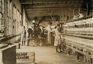Dwóch młodych przędzalników w Catawba Cotton Mills, Newton, Karolina Północna, 1908 autorstwa Lewis Wickes Hine