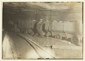 Bez tytułu (Wagony z węglem w kopalni) autorstwa Lewis Wickes Hine