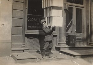 Chłopiec wagonowy lub "chłopiec ogonowy" pomagający załadować wagon, ok. 1914 (zdjęcie) autorstwa Lewis Wickes Hine
