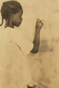 Młoda dziewczyna pisząca na tablicy w klasie, Pleasant Green School, Marlinton, Pocahontas County, West Virginia, USA c.1921 (zdjęcie w sepii) autorstwa Lewis Wickes Hine