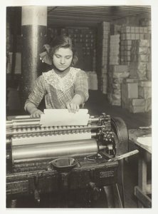 Młody pracownik w fabryce pudełek papierowych autorstwa Lewis Wickes Hine