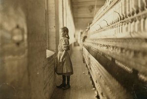 Młoda dziewczyna pracująca w młynie, Lincolnton, Karolina Północna, USA, ok. 1908 (zdjęcie czarno-białe) autorstwa Lewis Wickes Hine