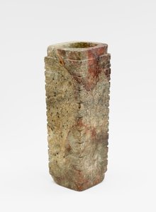 Rurka dziewięciowarstwowa (kong 琮) z maskami, ok. 3300-2250 p.n.e. (nefryt, nefryt)
