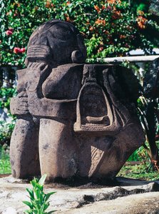 Antropomorficzna rzeźba Tiki, Papeete, Tahiti, Wyspy Towarzystwa, Archipelag Wysp Nawietrznych, Polinezja Francuska (terytorium zamorskie Republiki Francuskiej) autorstwa Unbekannt Unbekannt