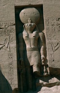 Egipt, Nubia, Abu Simbel, Wielka Świątynia Ramzesa II, fasada, nisza z posągiem boga słońca Ra autorstwa Unbekannt Unbekannt