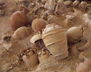 Wysoki kąt widzenia uszkodzonych amfor, Akrotiri of Thera, Akrotiri, Santorini, Cyklady, Wyspy Egejskie Południowe, Grecja autorstwa Unbekannt Unbekannt