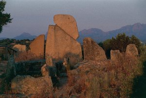 Włochy, Sardynia, Arzachena, prowincja Olbia-Tempio, grób gigantów Li Longhi, widok z tyłu autorstwa Unbekannt Unbekannt