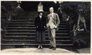 Lady Rachel Cavendish i wicehrabia Stuart of Findhorn (zdjęcie czarno-białe) autorstwa Unbekannt Unbekannt