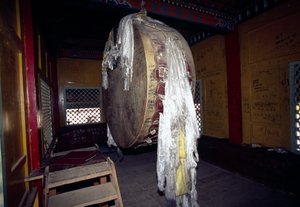 Młynek modlitewny w klasztorze Ganden Sumtseling w Shangri-La, znanym również jako Zhongdian lub Gyalthang, Yunnan, Chiny autorstwa Unbekannt Unbekannt