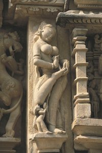 Relief przedstawiający Surasundari (niebiańskie piękno), świątynię Parshvanatha, grupę zabytków Khajuraho (lista światowego dziedzictwa UNESCO autorstwa Unbekannt Unbekannt