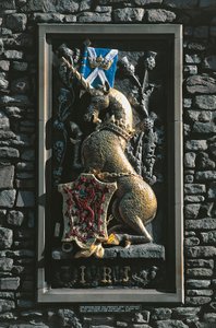 Jednorożec, herb heraldyczny na fasadzie pałacu Holyrood, Edynburg, Szkocja, Wielka Brytania autorstwa Unbekannt Unbekannt
