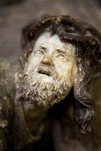 Ołtarz, płycina lewa, detal, Niesienie Krzyża (kamień malowany) autorstwa Ligier Richier